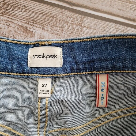 Sneak peek size 27 High Rise medium wash distressed Patch embroidered shorts - Picture 5 of 9